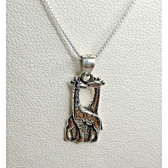 925 Silver Kissing Giraffes Pendant Necklace 14" Box Chain Gift Ready - Picture 1 of 4